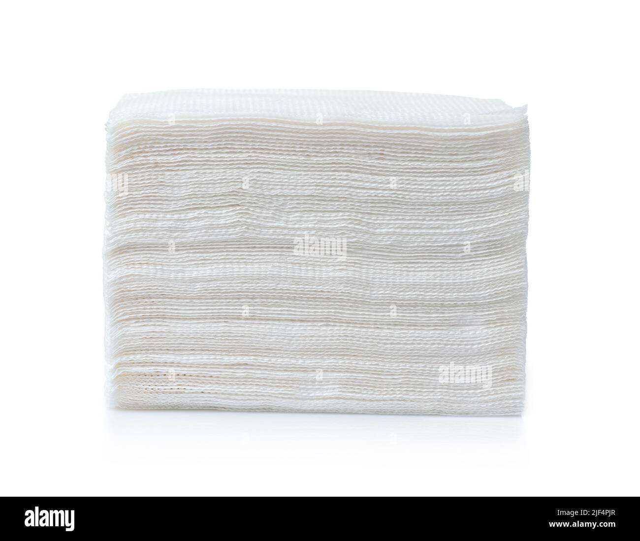 Pila di tovaglioli di carta bianchi quadrati isolati su bianco Foto Stock