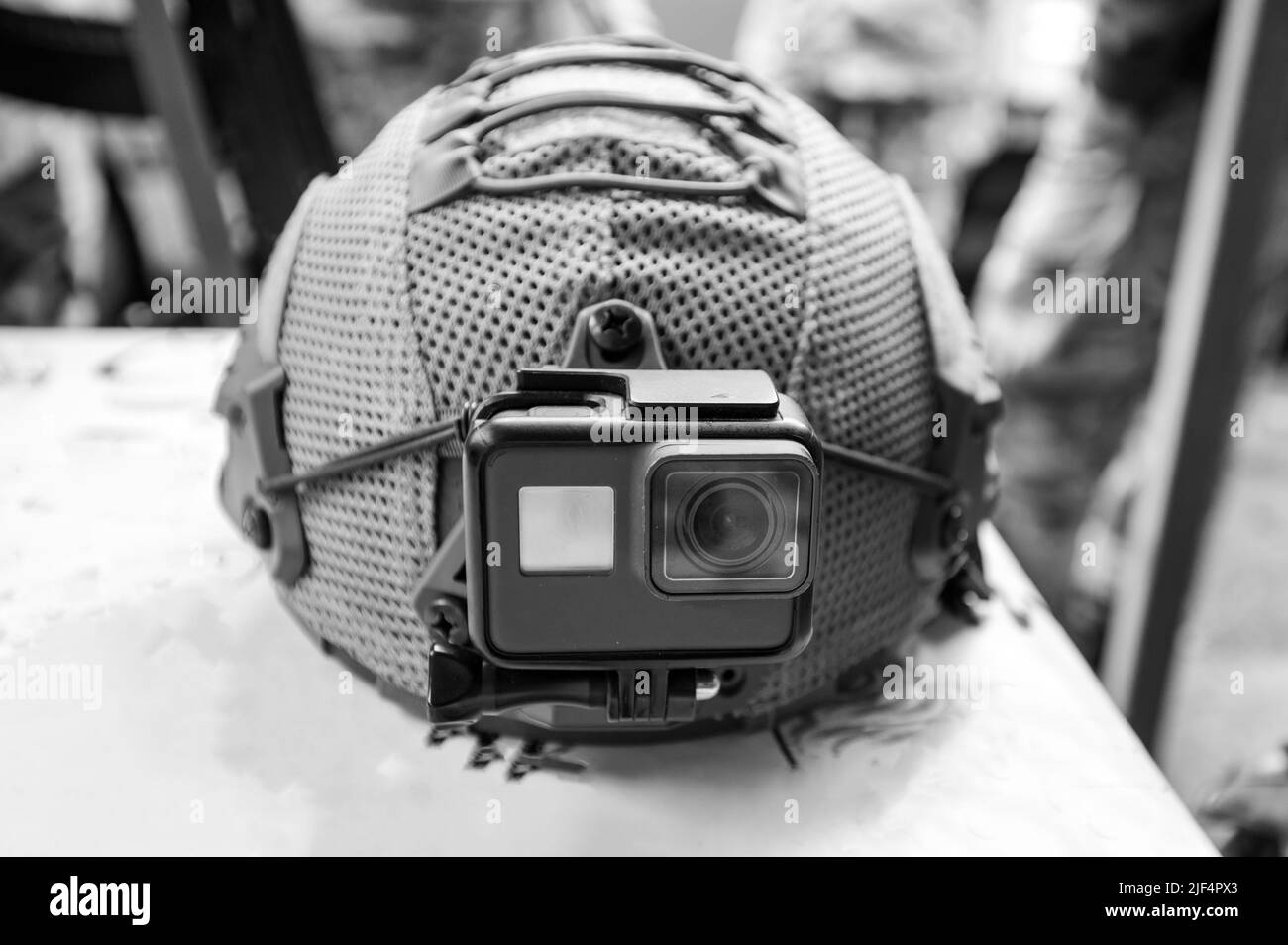 Casco tattico e fotocamera gopro nelle forze armate ucraine, NATO e i suoi standard in Ucraina, la guerra in Ucraina. Foto Stock