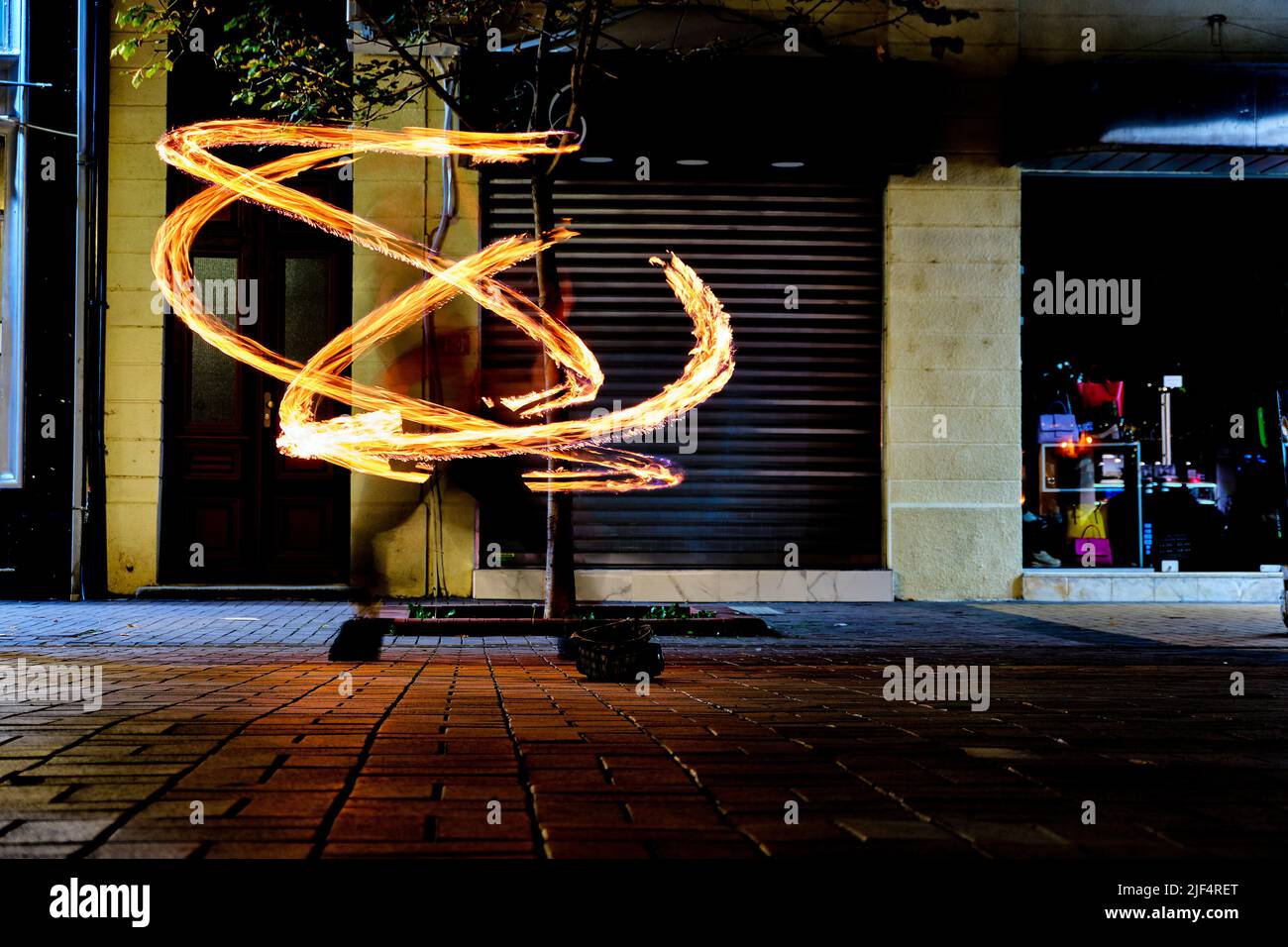 Artista di strada mangiatore di fuoco su viale Vitosha, Sofia, Bulgaria Foto Stock