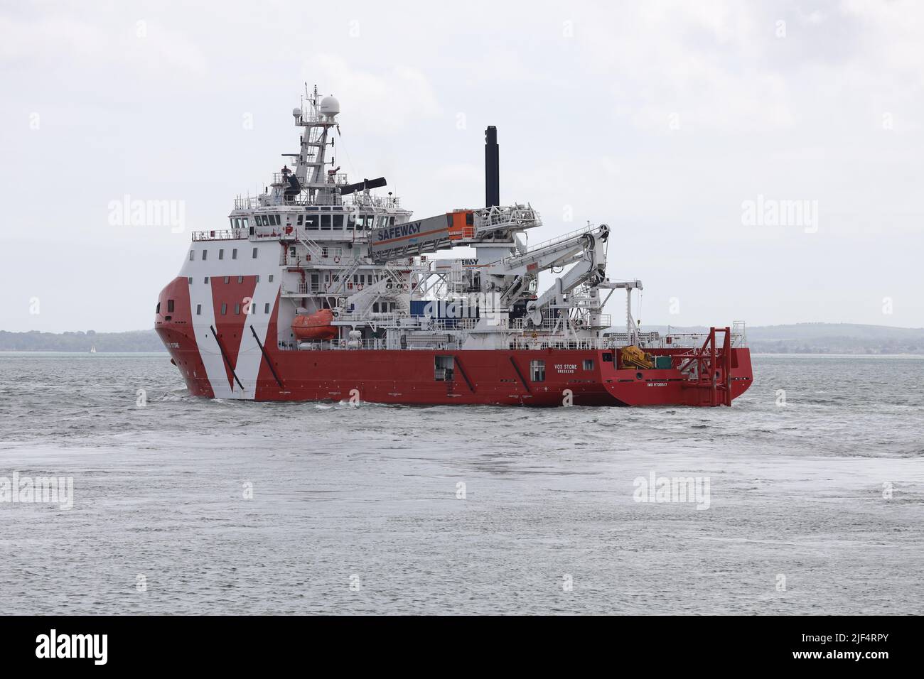 La nave di approvvigionamento offshore con sede nei Paesi Bassi VOS STONE parte dalla base navale e si dirige verso il Solent Foto Stock
