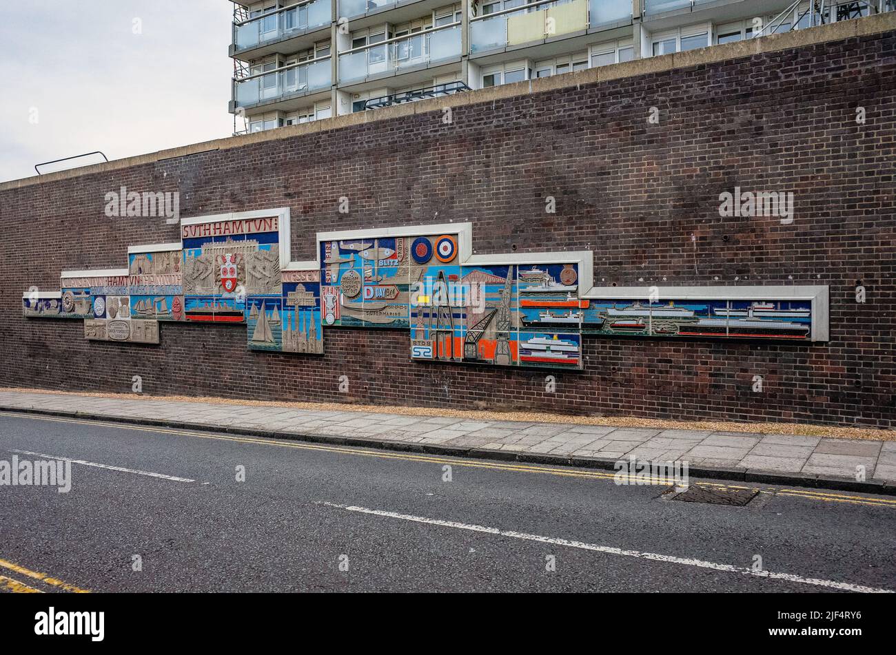 Hottun Street Mural Charting la storia di Southampton dall’epoca romana al 20th secolo, tra cui il WW2, Southampton, Inghilterra, Regno Unito. Foto Stock
