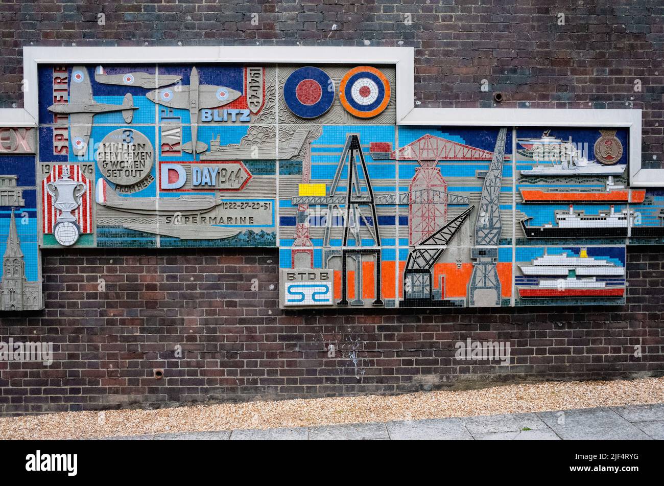Hottun Street Mural Charting la storia di Southampton dall’epoca romana al 20th secolo, tra cui il WW2, Southampton, Inghilterra, Regno Unito. Foto Stock