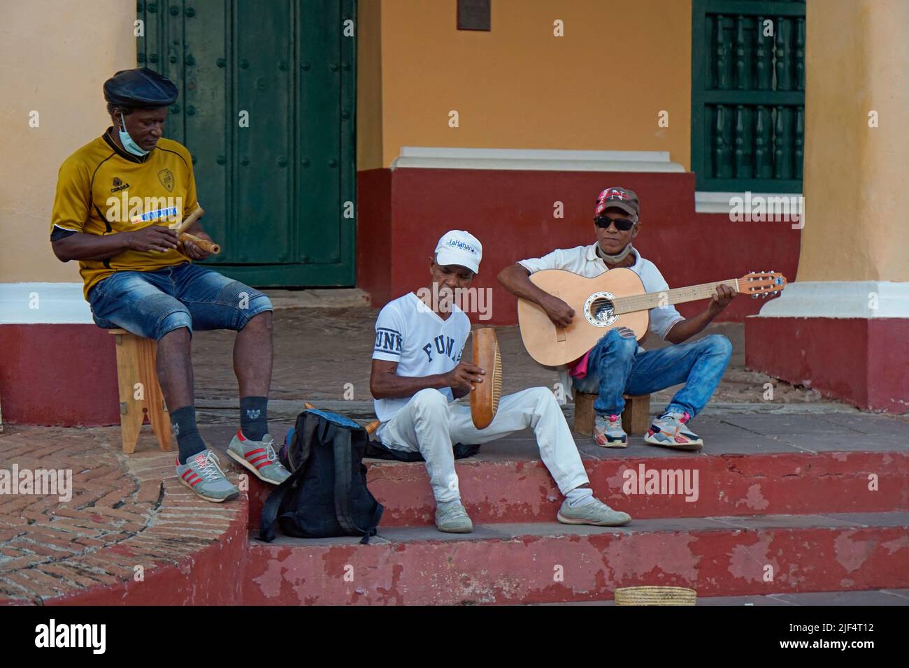 Trinidad, Cuba, circa maggio 2022: Band locale che suona musica di salsa e merengue per le strade Foto Stock