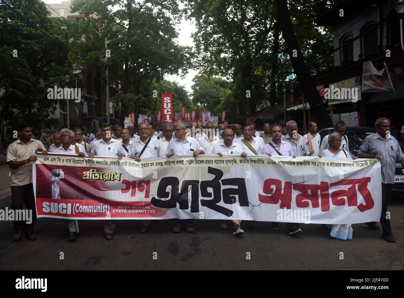 Kolkata, Bengala Occidentale, India. 29th giugno 2022. 29 giugno 2022, Kolkata, India: Gli attivisti del Centro di unità sociale dell'India (SUCI) prendono parte al raduno delle violazioni della Legge di massa contro i nuovi programmi radicali del Governo Centrale. Hanno anche protestato contro l'incapacità del governo di assumere le posizioni vacanti nei settori governativi come la sanità e l'istruzione. Questa protesta ha portato a un grave scontro tra il personale della polizia e i manifestanti, il 29 giugno 2022 a Kolkata, in India. (Foto di Sukhomoy_Sen/ Eyepix Group (immagine di credito: © Sukhomoy_sen/eyepix via ZUMA Press Wire) Foto Stock