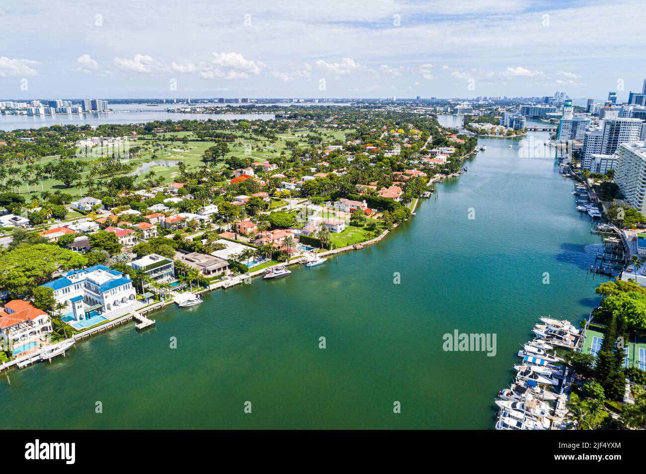 Miami Beach Florida, vista aerea dall'alto dall'alto, Indian Creek la Gorce Island Country Club, residenze sul lungomare residenze case Foto Stock