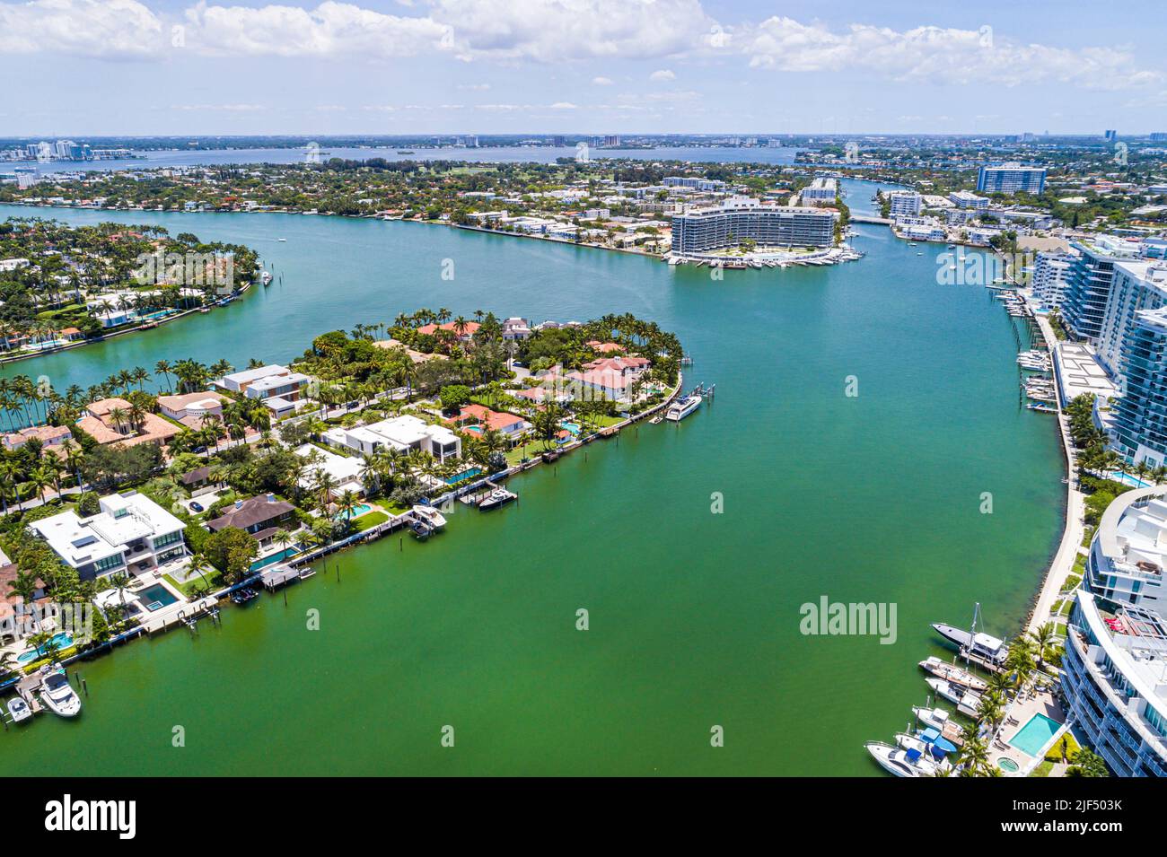 Miami Beach Florida, vista aerea dall'alto, Indian Creek Biscayne Bay Allison Island la Gorce Island City skyline, residenze residenze casa Foto Stock