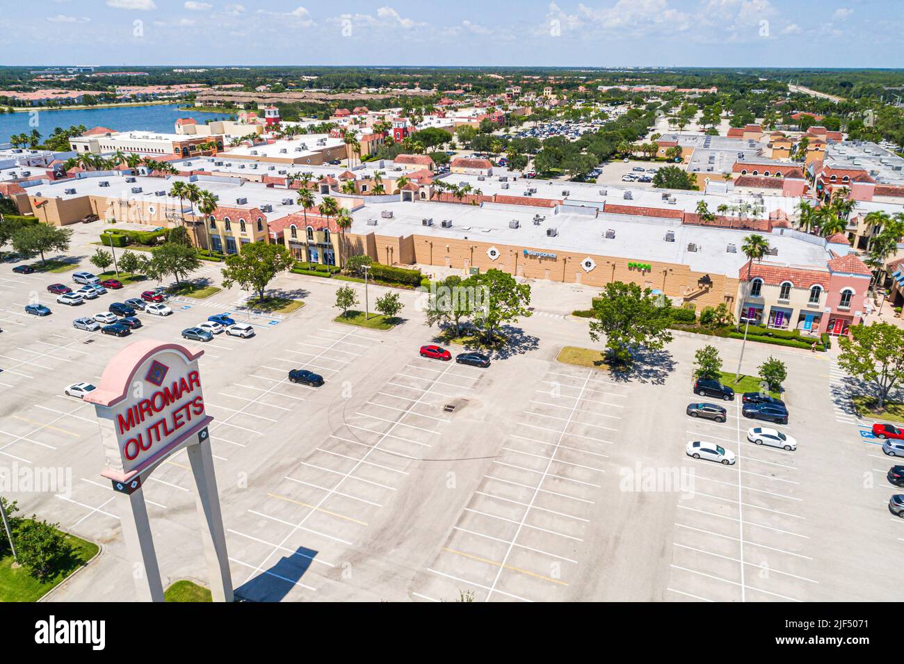 Estero Florida, Miromar Outlets designer nome marca fabbrica outlet centro commerciale, aereo da sopra vista, parcheggio auto Foto Stock