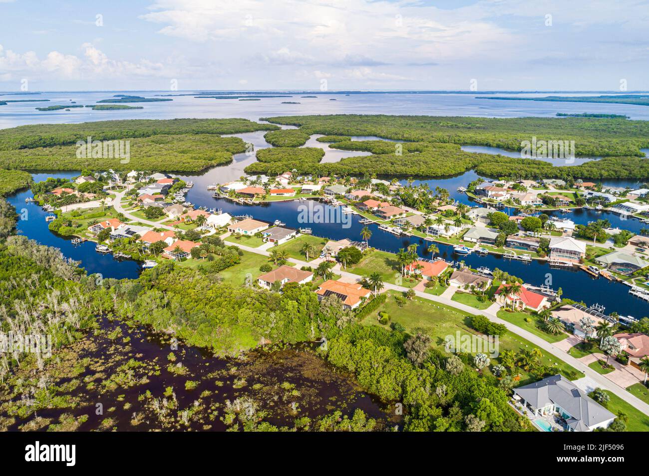 Fort ft. Myers Florida, Palm Acres sviluppo case case quartiere encroachment, Caloosahatchee River wetlands Golfo del Messico Big Shell Island Kin Foto Stock