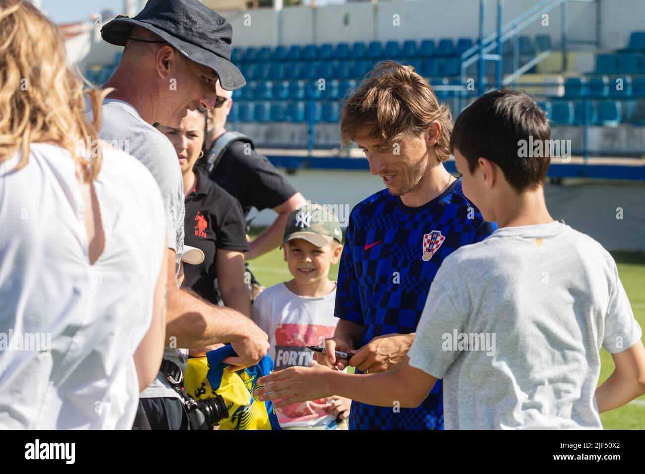 Dopo aver sparato un giocatore di calcio commerciale del Real Madrid e  capitano della nazionale croata di calcio Luka Modric appendere fuori con i  bambini dalla HNK Zadar's Youth Academy allo stadio