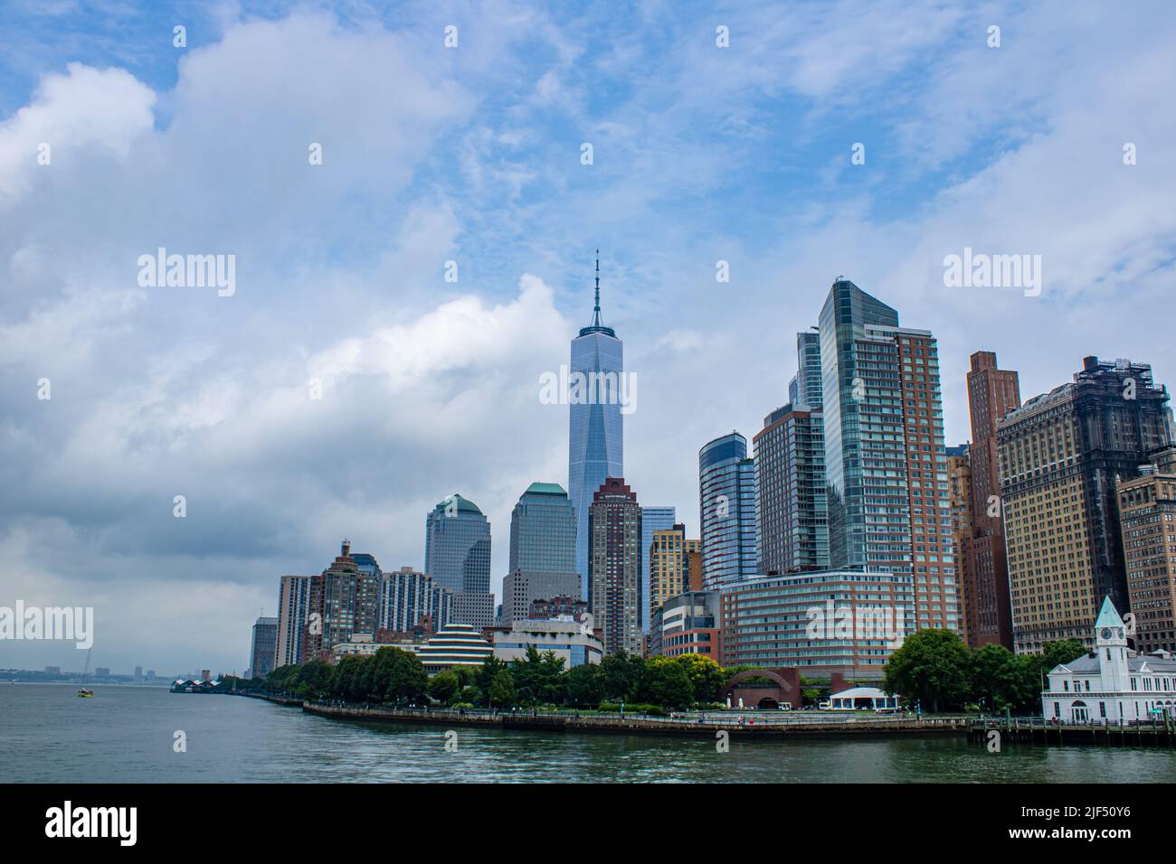 Skyline di Manhattan dal traghetto Foto Stock