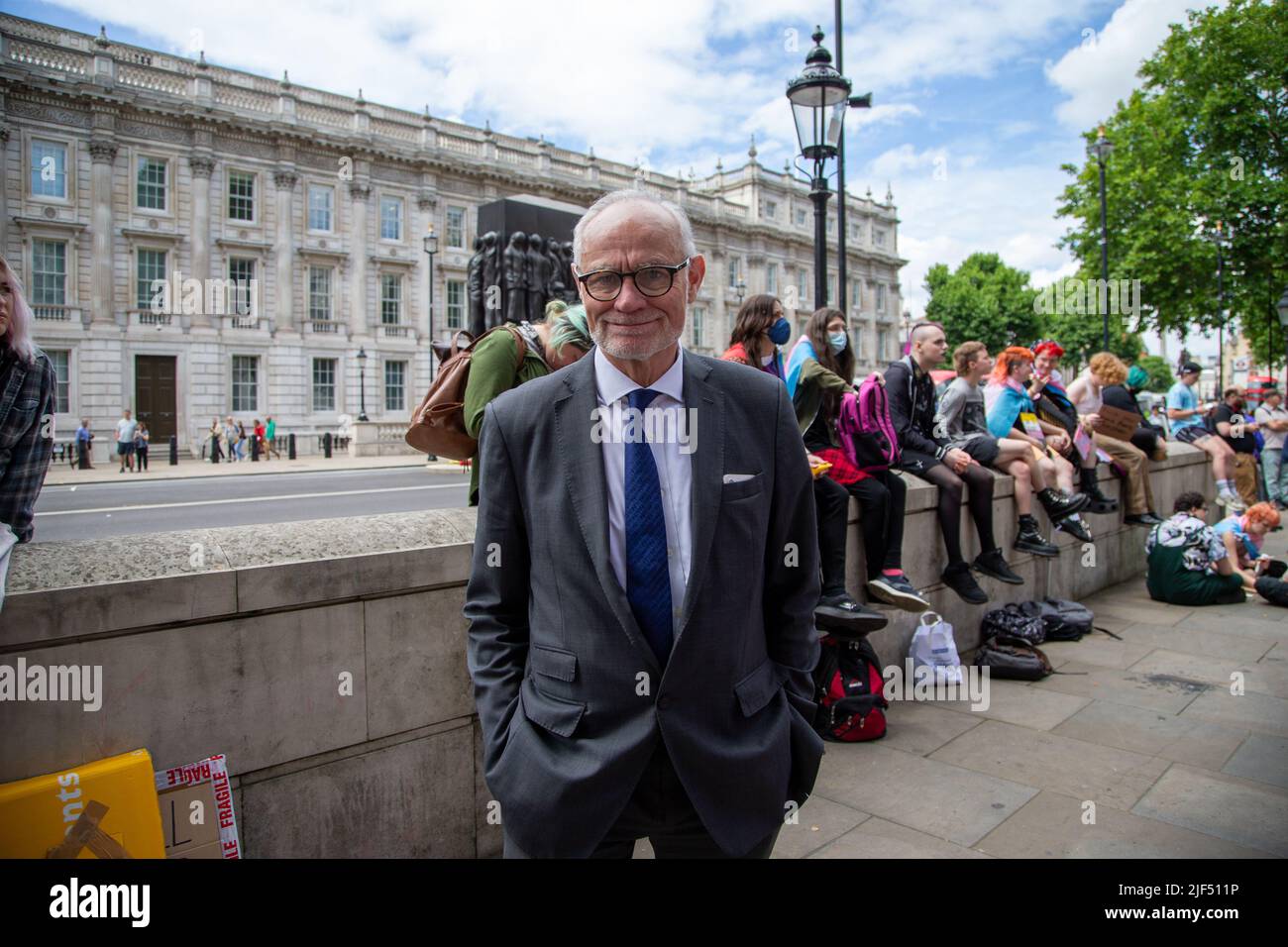 Londra, Inghilterra, Regno Unito. 29th giugno 2022. Membro conservatore del Parlamento CRISPIN SMUSSATE è visto mentre osserva una protesta contro la terapia di conversione a Whitehall. (Credit Image: © Tayfun Salci/ZUMA Press Wire) Foto Stock