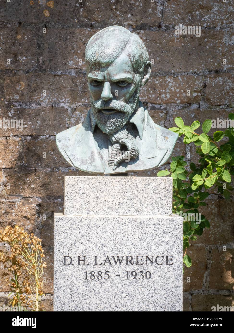 Bronzo busto di autore poeta e romanziere D H Lawrence nei giardini di Newstead Abbey nel Nottinghamshire Regno Unito Foto Stock