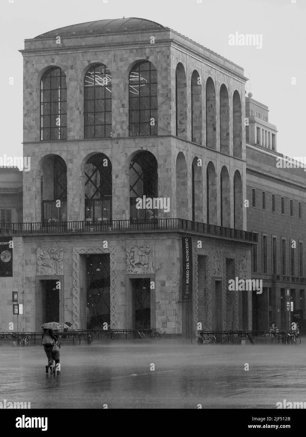 A piedi nel centro di Milano Foto Stock