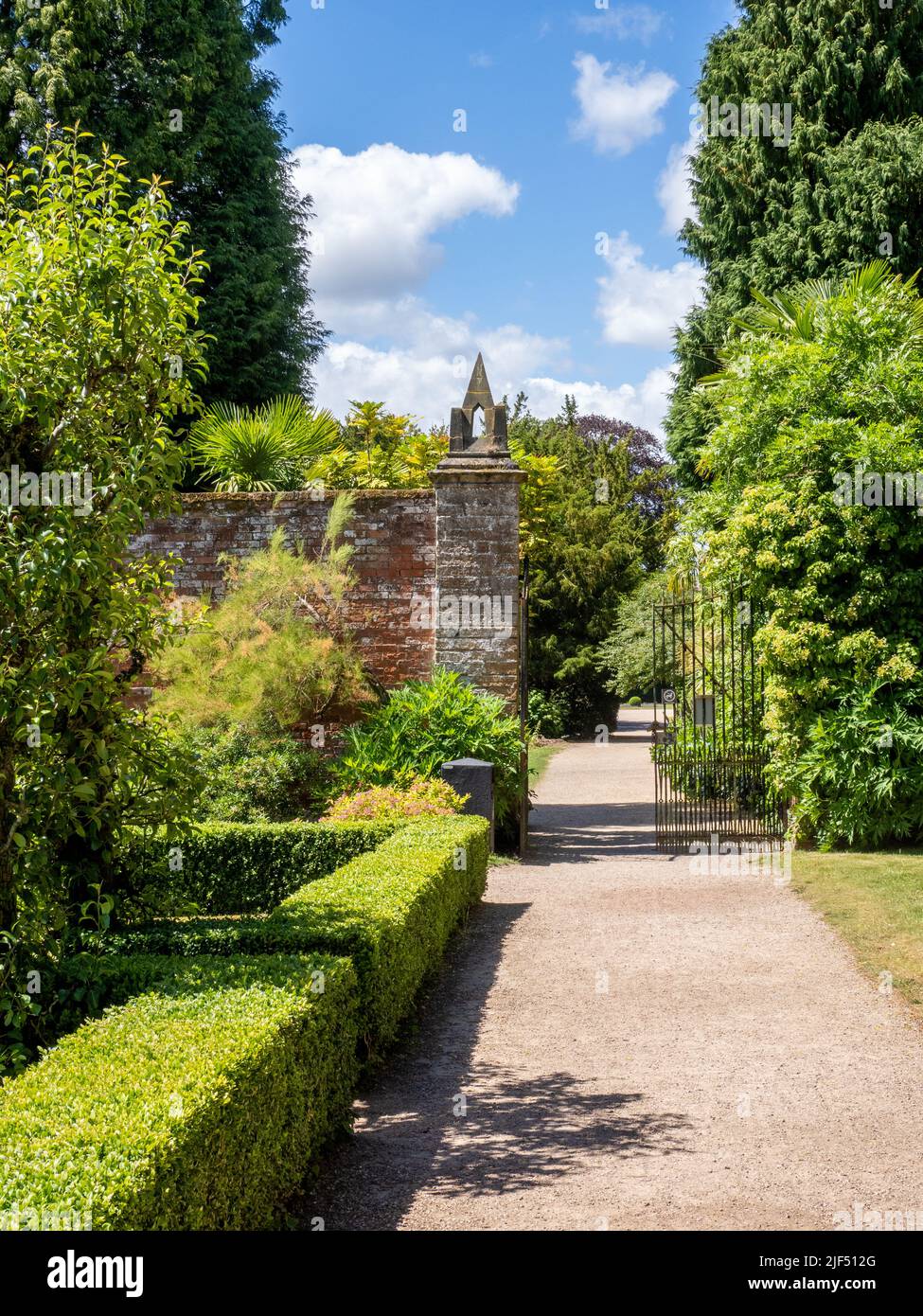 Il giardino murato a Newstead Abbey a Nottinghamshire Regno Unito casa ancestrale di Lord Byron Foto Stock