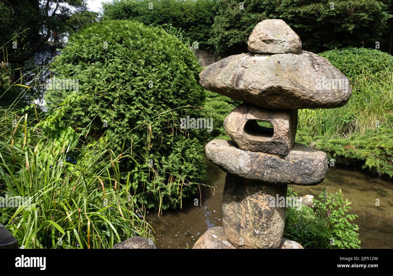 Pagoda di pietra nei giardini giapponesi all'Abbazia di Newstead in Nottinghamshire Regno Unito casa ancestrale di Lord Byron Foto Stock