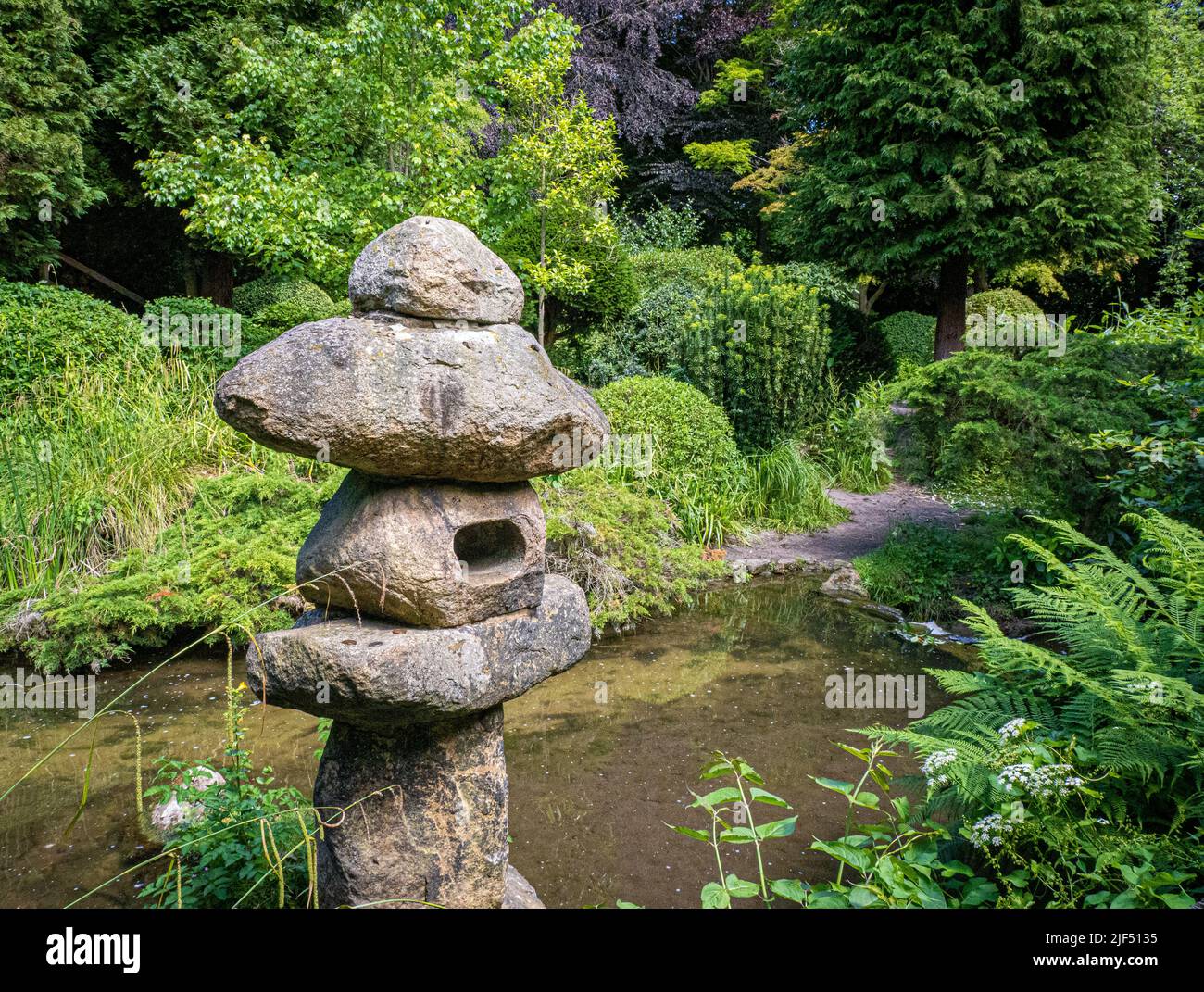 Pagoda di pietra nei giardini giapponesi all'Abbazia di Newstead in Nottinghamshire Regno Unito casa ancestrale di Lord Byron Foto Stock