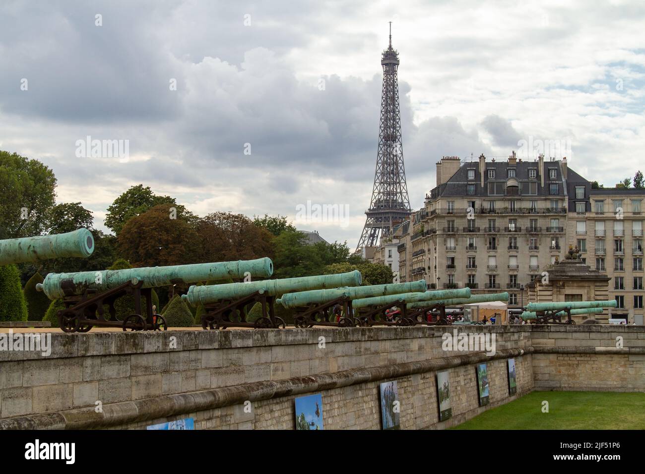 Cannoni a Les Invalides e la Torre Eiffel sullo sfondo Foto Stock