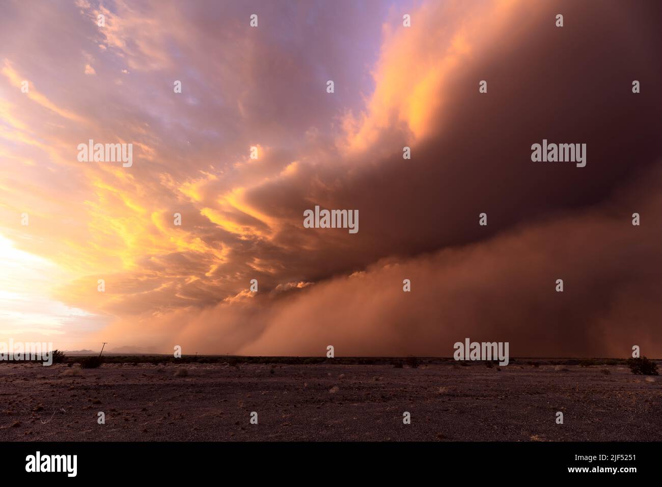 Una tempesta di polvere di Haboob scorre attraverso il deserto al tramonto vicino Dateland, Arizona, Stati Uniti Foto Stock