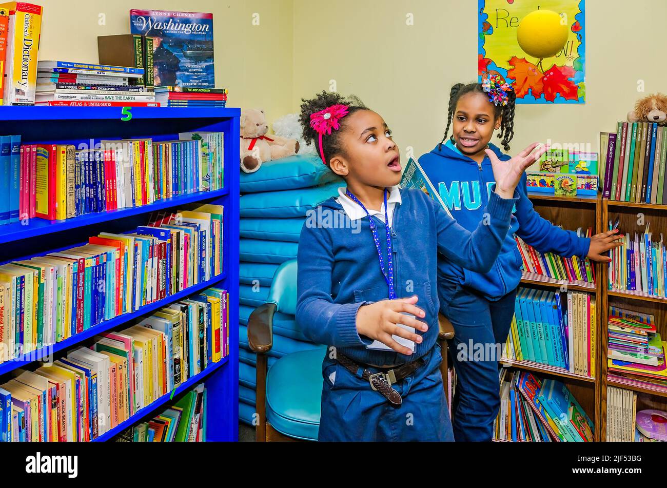 Le ragazze afro-americane giocano in biblioteca durante un programma post-scolastico, 28 febbraio 2013, a Columbus, Mississippi. Foto Stock
