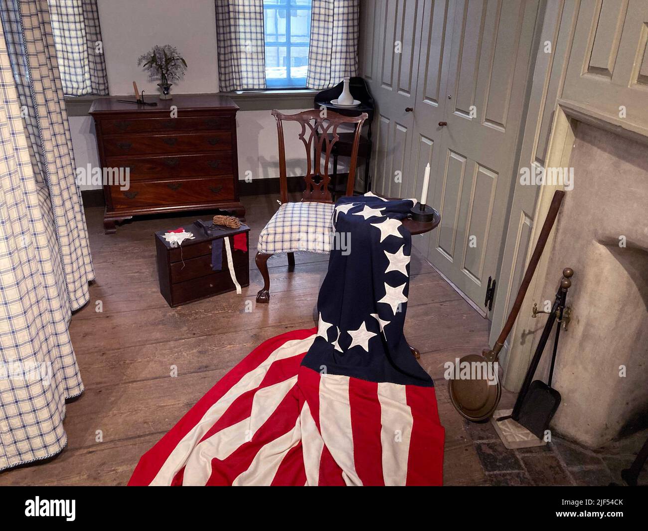 Betsy Ross House Interior con bandiera, Philadelphia, Pennsylvania, Stati Uniti Foto Stock