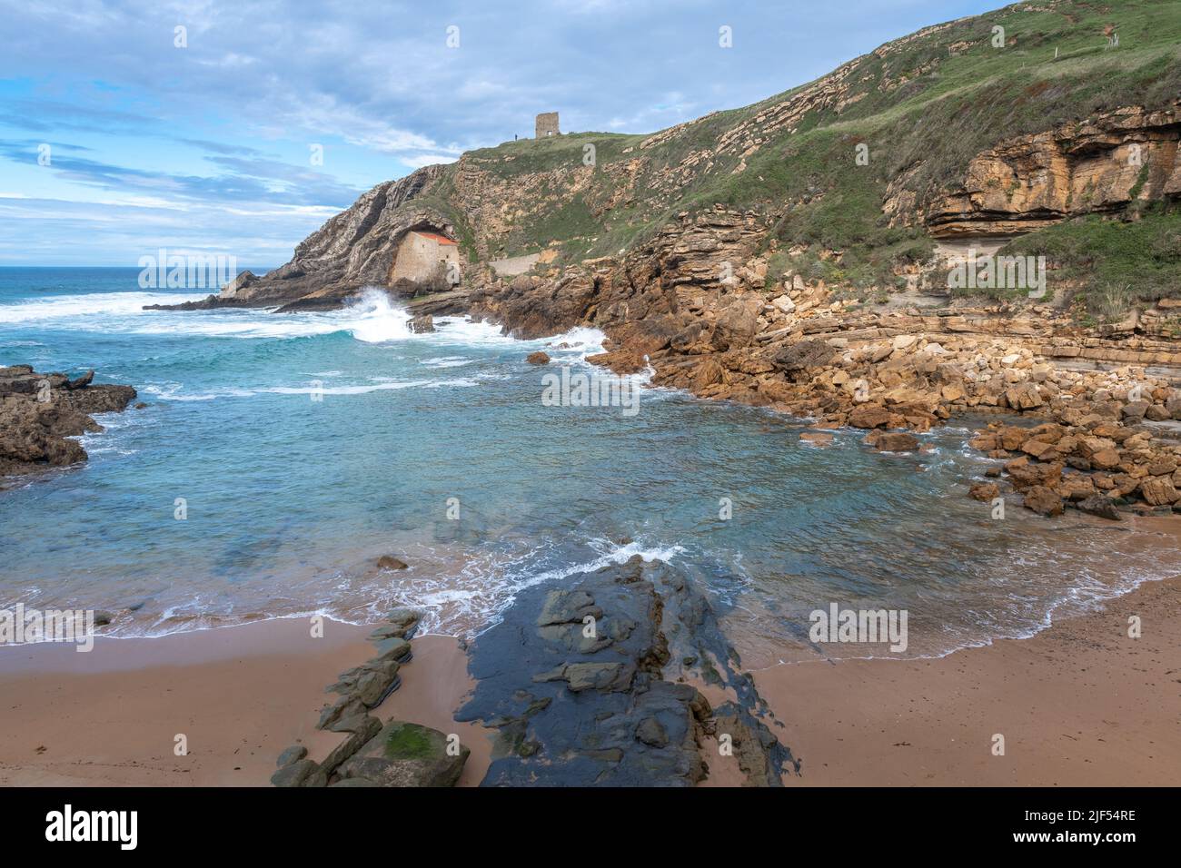L'Eremo di Santa Justa è scolpito nella roccia di una scogliera sul Mare Cantabrico, città di Ubiarco in Cantabria, Spagna Foto Stock