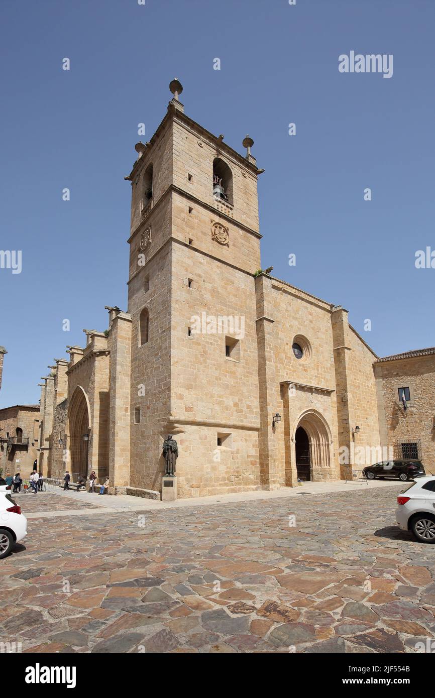 Chiesa Iglesia Concatedral de Santa Maria a Plaza de Santa Maria con monumento al sacerdote San Pedro de Alcantara nella città vecchia UNESCO di Caceres, ex Foto Stock