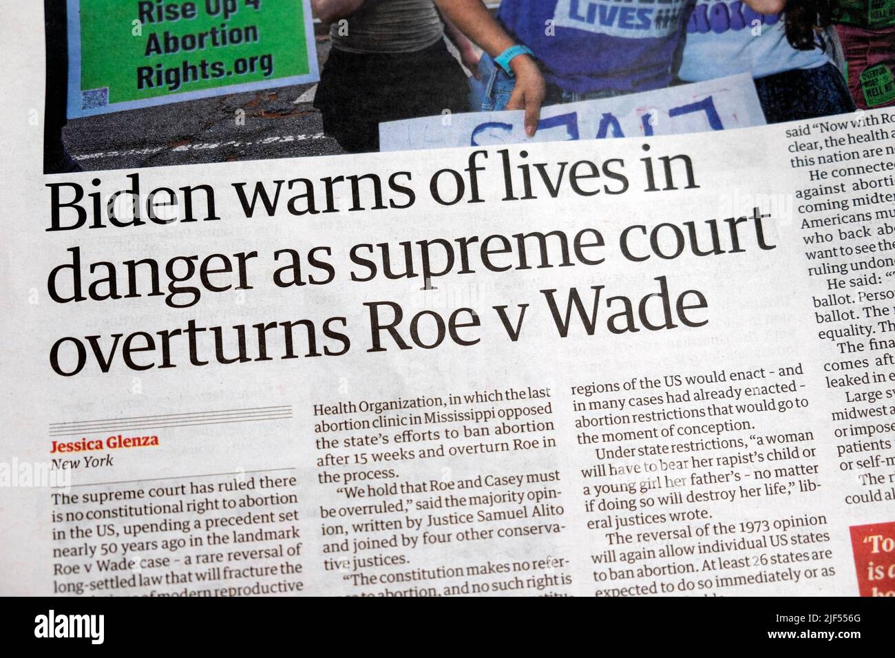 Il presidente Joe 'Biden avverte di vite in pericolo mentre la corte suprema capovolge Roe contro Wade' Guardian giornale titolo US aborto legge articolo Londra UK Foto Stock