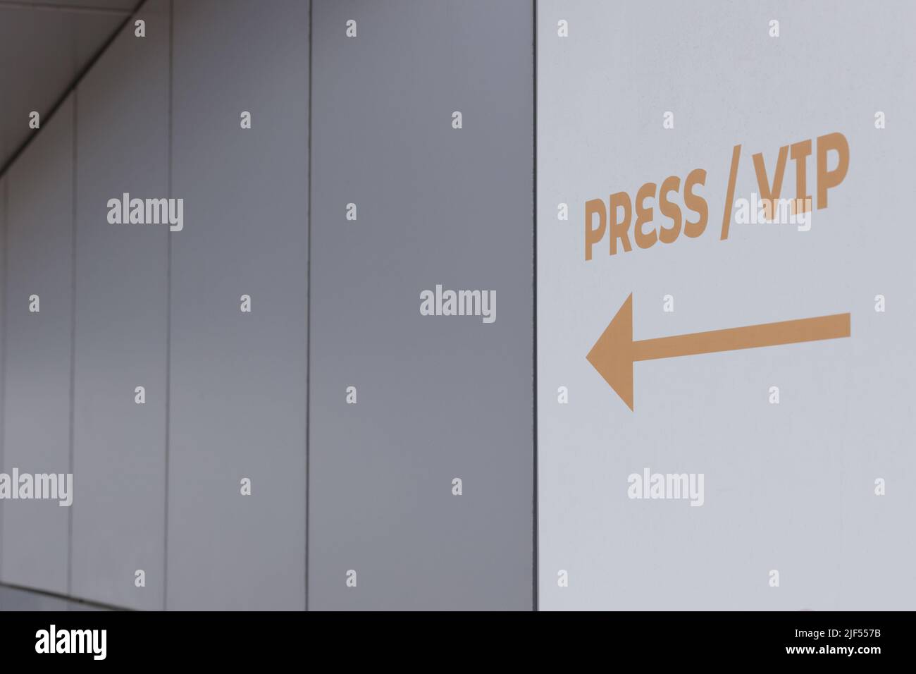 Un'iscrizione sul muro della stampa e un VIP con una freccia direzionale Foto Stock