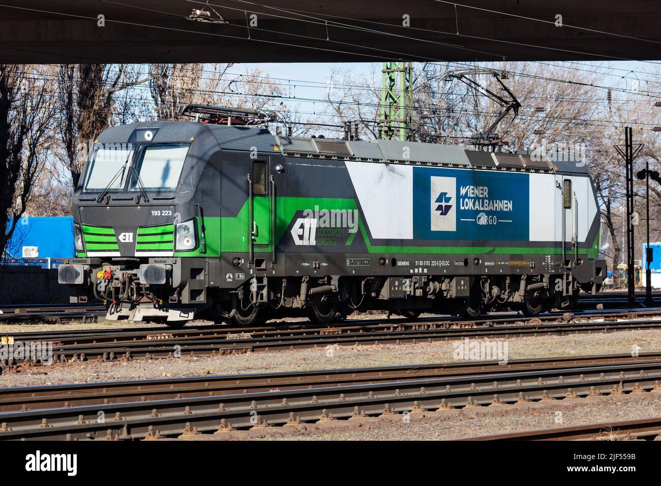 Budapest, Ungheria - 6 marzo 2021: Trasporto ferroviario internazionale. Treno locomotiva alla stazione. Trasporto ferroviario globale e spedizione. Foto Stock