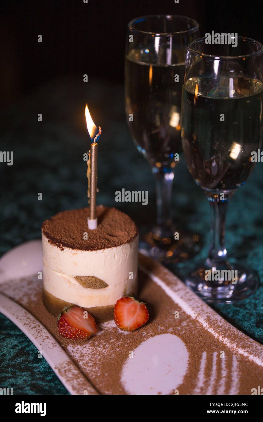 due bicchieri di vino frizzante e dessert tiramisù da vicino Foto Stock