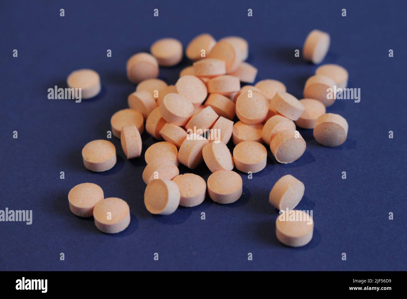 Pillole farmaci compresse su sfondo blu Foto Stock