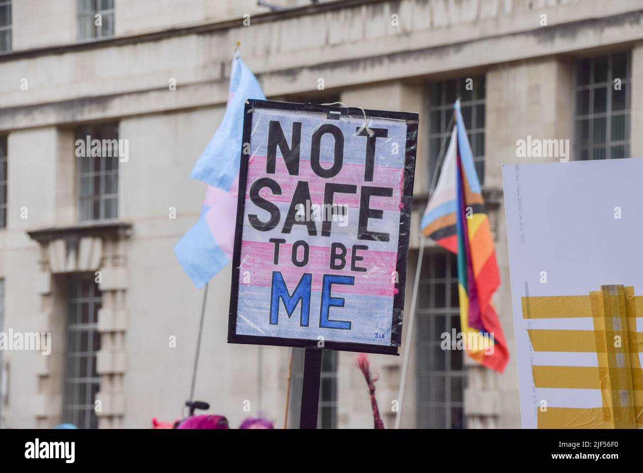 Londra, Regno Unito. 29th giugno 2022. Un manifestante tiene un cartello con i colori della bandiera trans PRIDE che dice "non sicuro di essere io” durante la dimostrazione. I dimostranti si sono riuniti fuori Downing Street a sostegno dei diritti dei transitori e hanno chiesto che il divieto della terapia di conversione comprenda i transitori. (Foto di Vuk Valcic/SOPA Images/Sipa USA) Credit: Sipa USA/Alamy Live News Foto Stock