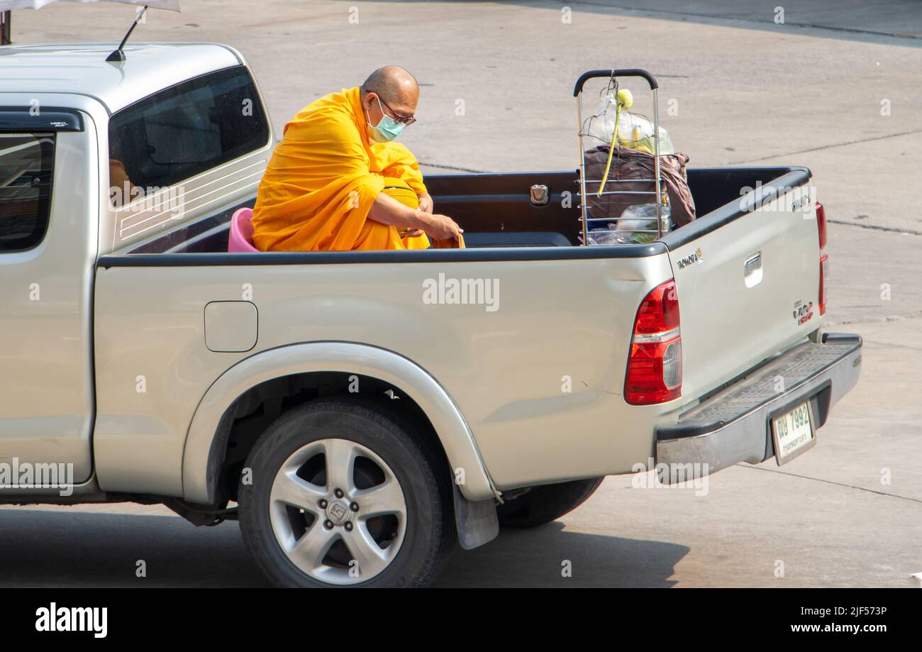 SAMUT PRAKAN, THAILANDIA, Apr 07 2022, un monaco buddista siede sul retro di un camion di pick-up in movimento Foto Stock