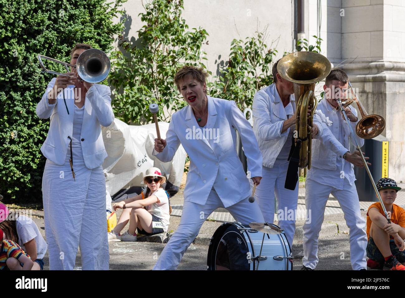 BONNEVILLE, FRANCIA - 25 GIUGNO 2022: Festival di strada della musica e del teatro SALTIMBANQ Foto Stock