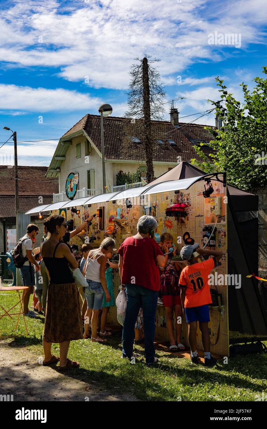 BONNEVILLE, FRANCIA - 25 GIUGNO 2022: Festival di strada della musica e del teatro SALTIMBANQ Foto Stock