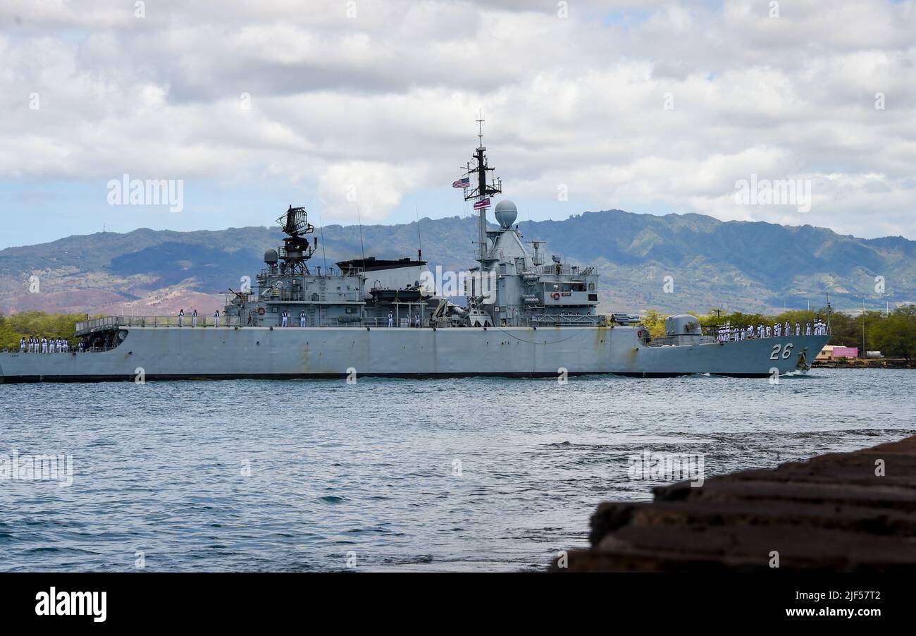 220627-N-EE352-1060 PEARL HARBOR (27 giugno 2022) – la nave Royal Malaysian Navy corvette KD Lekir (F-26) arriva a Joint base Pearl Harbor-Hickam per partecipare al Rim of the Pacific (RIMPAC) 2022, giugno 27. Ventisei nazioni, 38 navi, quattro sottomarini, più di 170 aerei e 25.000 persone partecipano a RIMPAC dal 29 giugno al 4 agosto nelle isole Hawaiane e nella California meridionale. Il più grande esercizio marittimo internazionale del mondo, RIMPAC offre un’opportunità di formazione unica, promuovendo e sostenendo al contempo le relazioni di cooperazione tra i partecipanti fondamentali per l’IT Foto Stock