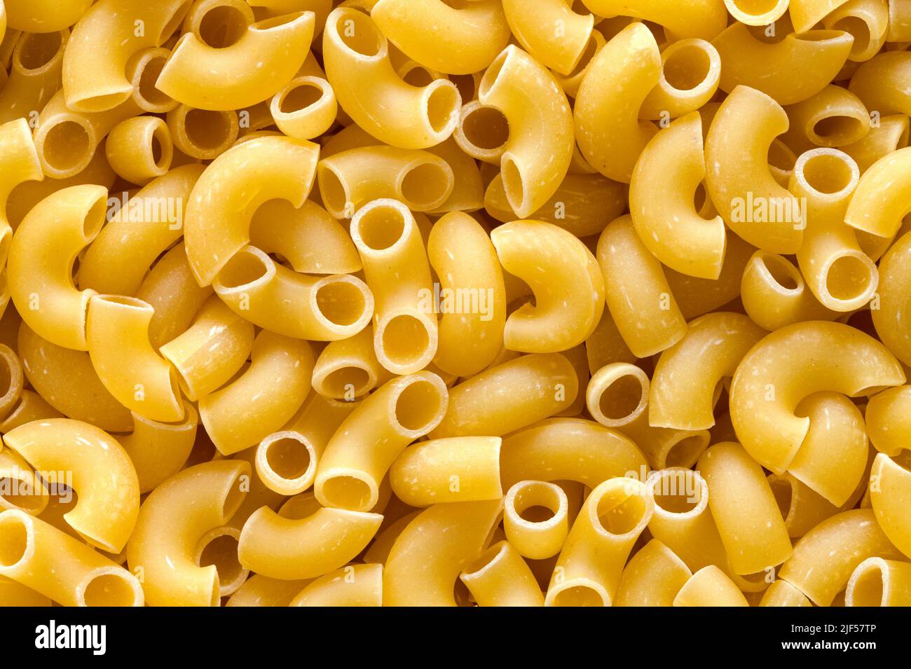 Arcobaleno secco Pasta Macaroni Noodles pile sfondo. Foto Stock