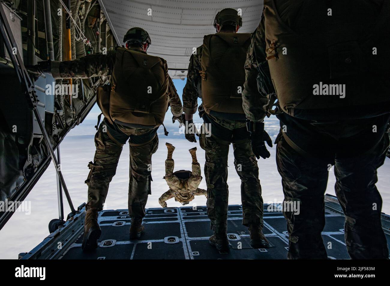 I membri militari delle operazioni speciali degli Stati Uniti che consistono del comando delle operazioni speciali degli Stati Uniti Europa, del comando delle operazioni speciali degli Stati Uniti Africa e del gruppo delle forze speciali 1-10 saltano dalla rampa di un aereo della Guardia Nazionale dell'aria dell'Ohio C-130 durante una caduta libera militare sopra le Mont Saint Michel, Francia, 9 giugno 2022. Questa operazione aerea viene in collaborazione con forze alleate francesi e statunitensi per rafforzare forti legami e una chiara comunicazione tra gli alleati della NATO. (STATI UNITI Foto dell'esercito di Sgt. Hannah Hawkins) Foto Stock