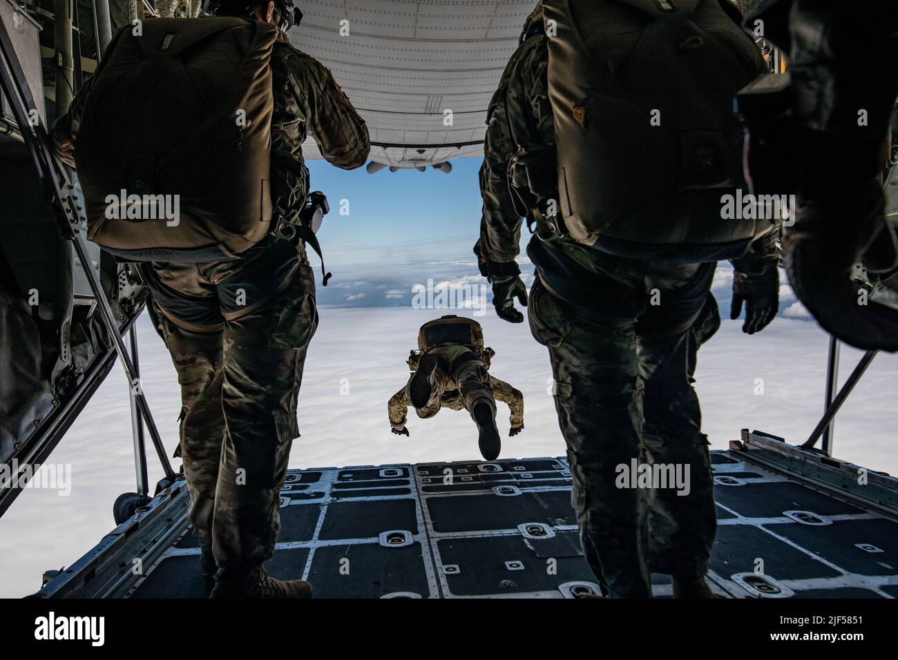 I membri militari delle operazioni speciali degli Stati Uniti che consistono del comando delle operazioni speciali degli Stati Uniti Europa, del comando delle operazioni speciali degli Stati Uniti Africa e del gruppo delle forze speciali 1-10 saltano dalla rampa di un aereo della Guardia Nazionale dell'aria dell'Ohio C-130 durante una caduta libera militare sopra le Mont Saint Michel, Francia, 9 giugno 2022. Questa operazione aerea viene in collaborazione con forze alleate francesi e statunitensi per rafforzare forti legami e una chiara comunicazione tra gli alleati della NATO. (STATI UNITI Foto dell'esercito di Sgt. Hannah Hawkins) Foto Stock