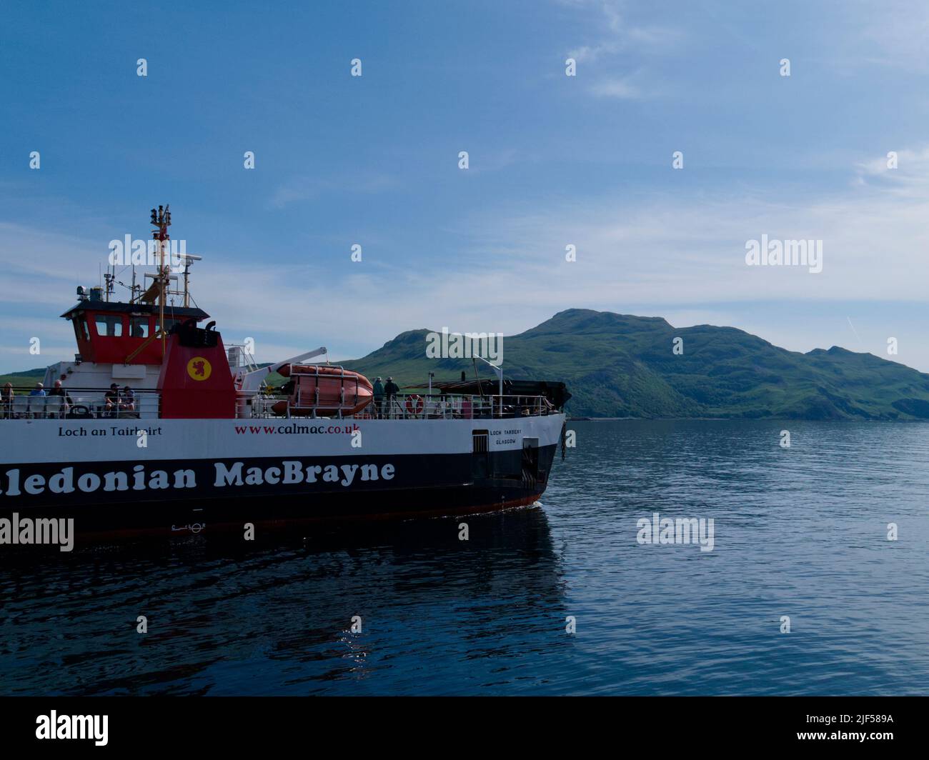 Traghetto Caledonian Macbrayne con partenza da Kilchoan per Tobermory sull'isola di Mull, Highland Scotland Foto Stock