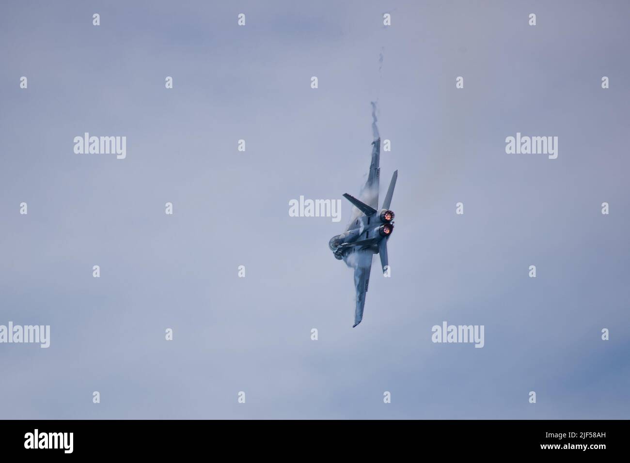 Un F/A-18F Super Hornet, attaccato ai "Blackleons" di Strike Fighter Squadron (VFA) 213 conduce un volo da durante la crociera di giorno della famiglia e degli amici di USS Gerald R. Ford (CVN 78), 25 giugno 2022. Amici e familiari sono stati invitati a bordo di Ford per vivere una giornata nella vita di un marinaio in mare di prima mano. (STATI UNITI Foto Navy di Mass Communications Specialist 2nd classe Jackson Adkins) Foto Stock