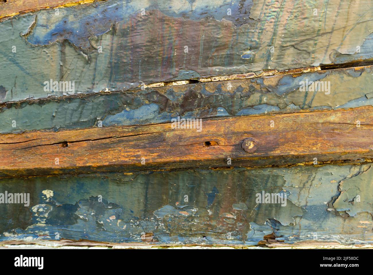 Primo piano di scafo di barca da pesca in legno abbandonata, Isola di Mull, Scozia Foto Stock
