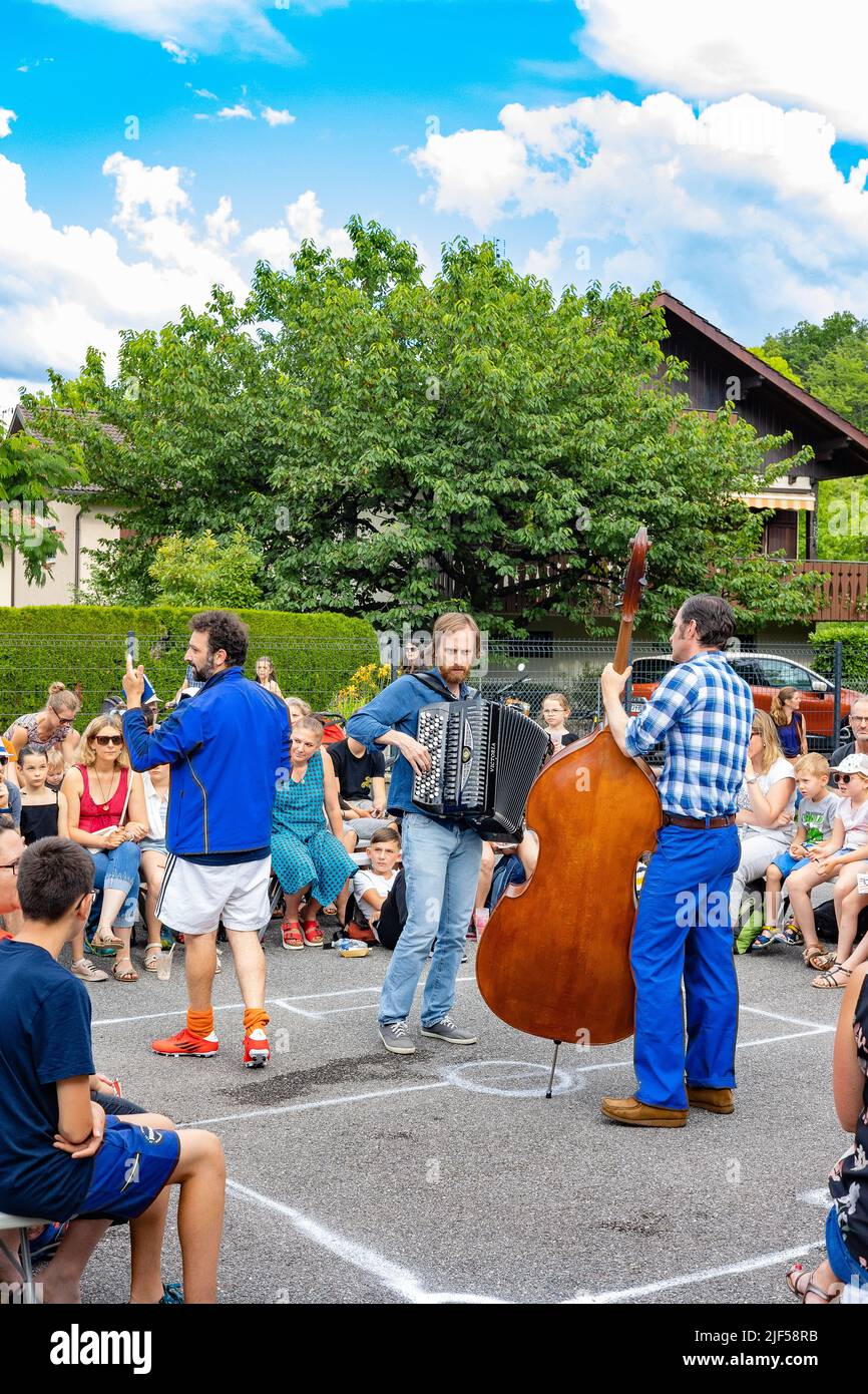 BONNEVILLE, FRANCIA - 25 GIUGNO 2022: Festival di strada della musica e del teatro SALTIMBANQ Foto Stock