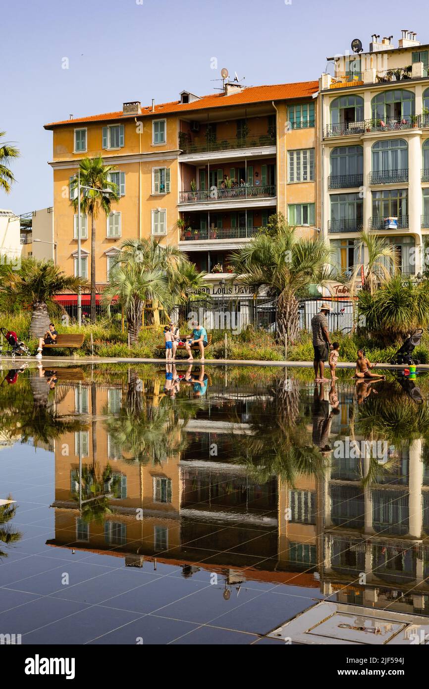 NIZZA, FRANCIA - 20 GIUGNO 2022: Paillon Promenade con fontane a Nizza durante l'estate 2022 Foto Stock