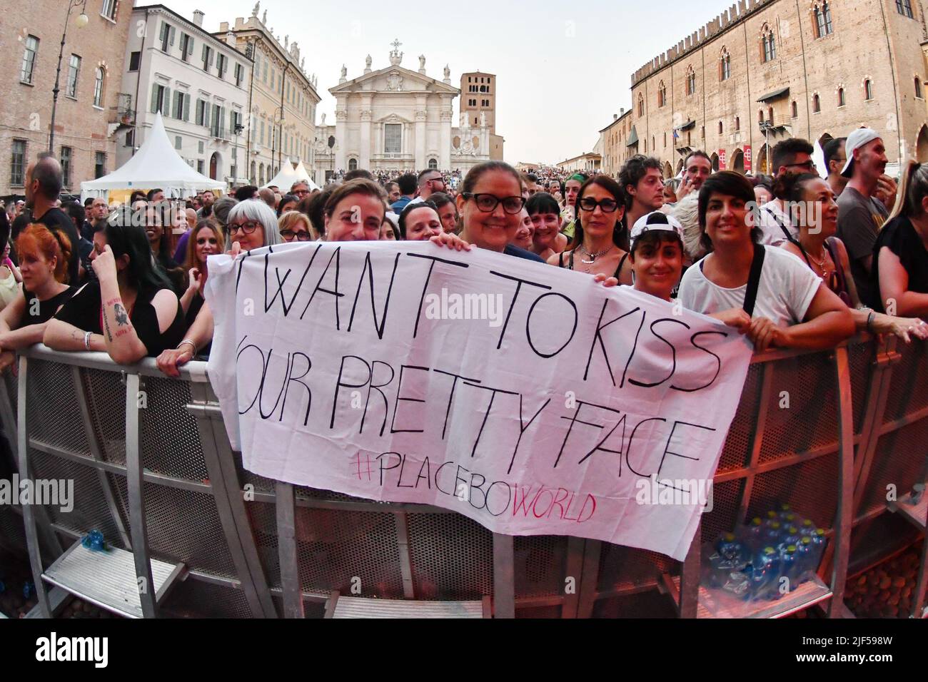 Mantova, Italy, 29/06/2022, Piazza Sordello, Mantova, Italia, 29 giugno 2022, i fan di Mantova in attesa del concerto di Placebos durante il placebo - concerto di musica cantante italiano Foto Stock