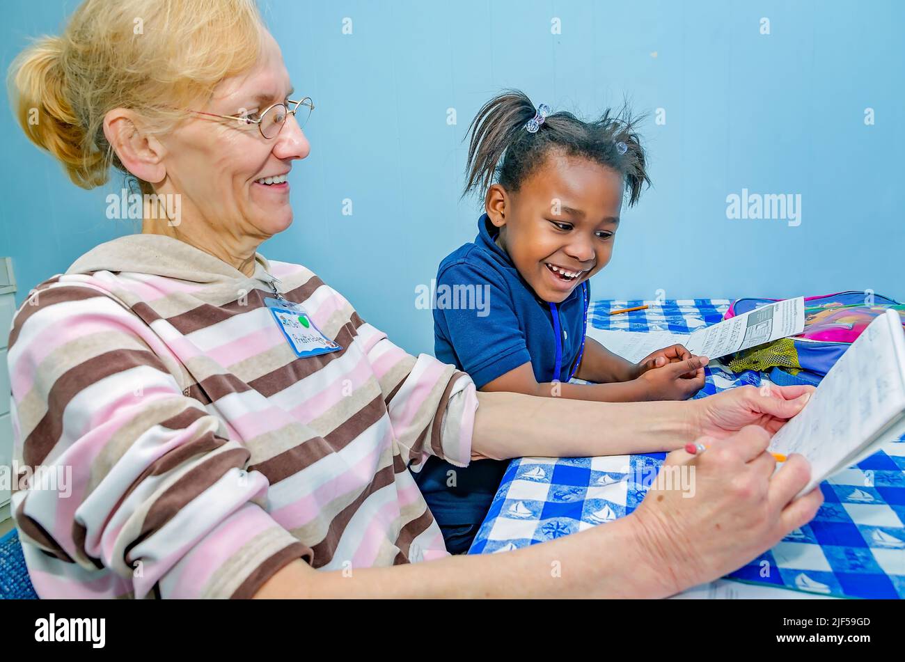 Un tutor volontario lavora sulle parole di vista con un kindergartner in un centro di tutoring post-scuola, 28 febbraio 2013, a Columbus, Mississippi. Foto Stock