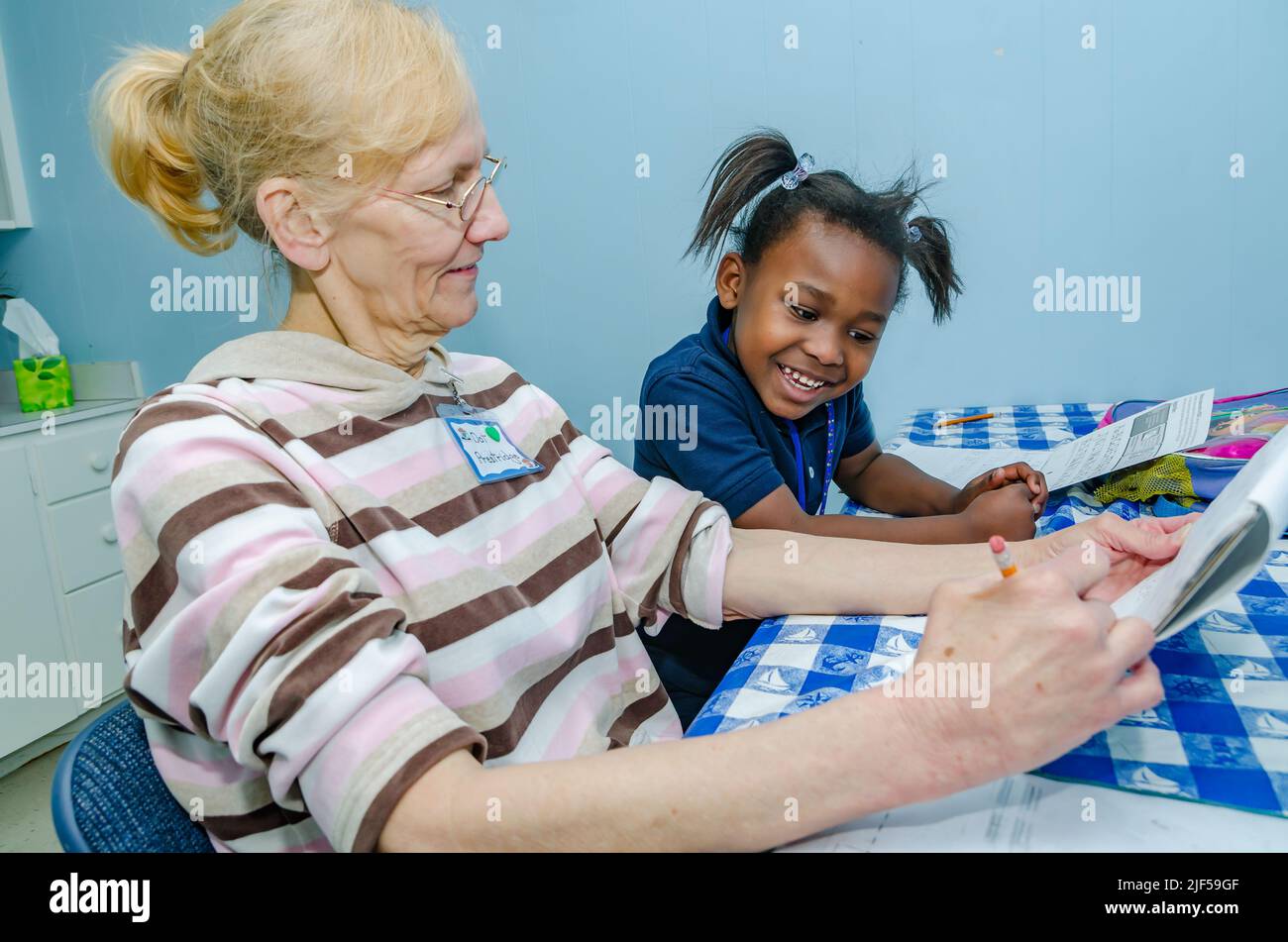 Un tutor volontario lavora sulle parole di vista con un kindergartner in un centro di tutoring post-scuola, 28 febbraio 2013, a Columbus, Mississippi. Foto Stock