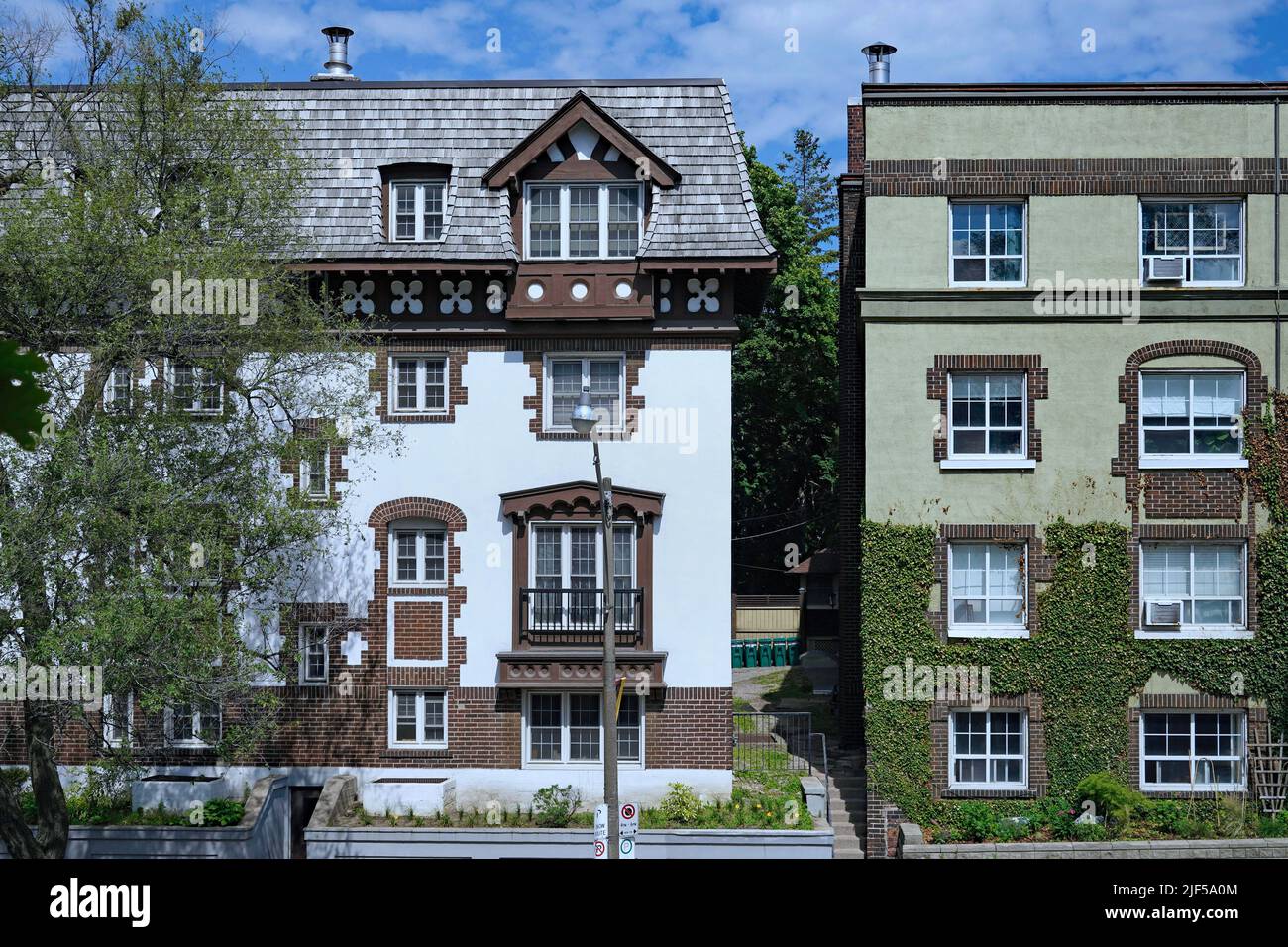 Facciata di strada di piccoli edifici di appartamenti in vecchio stile Foto Stock