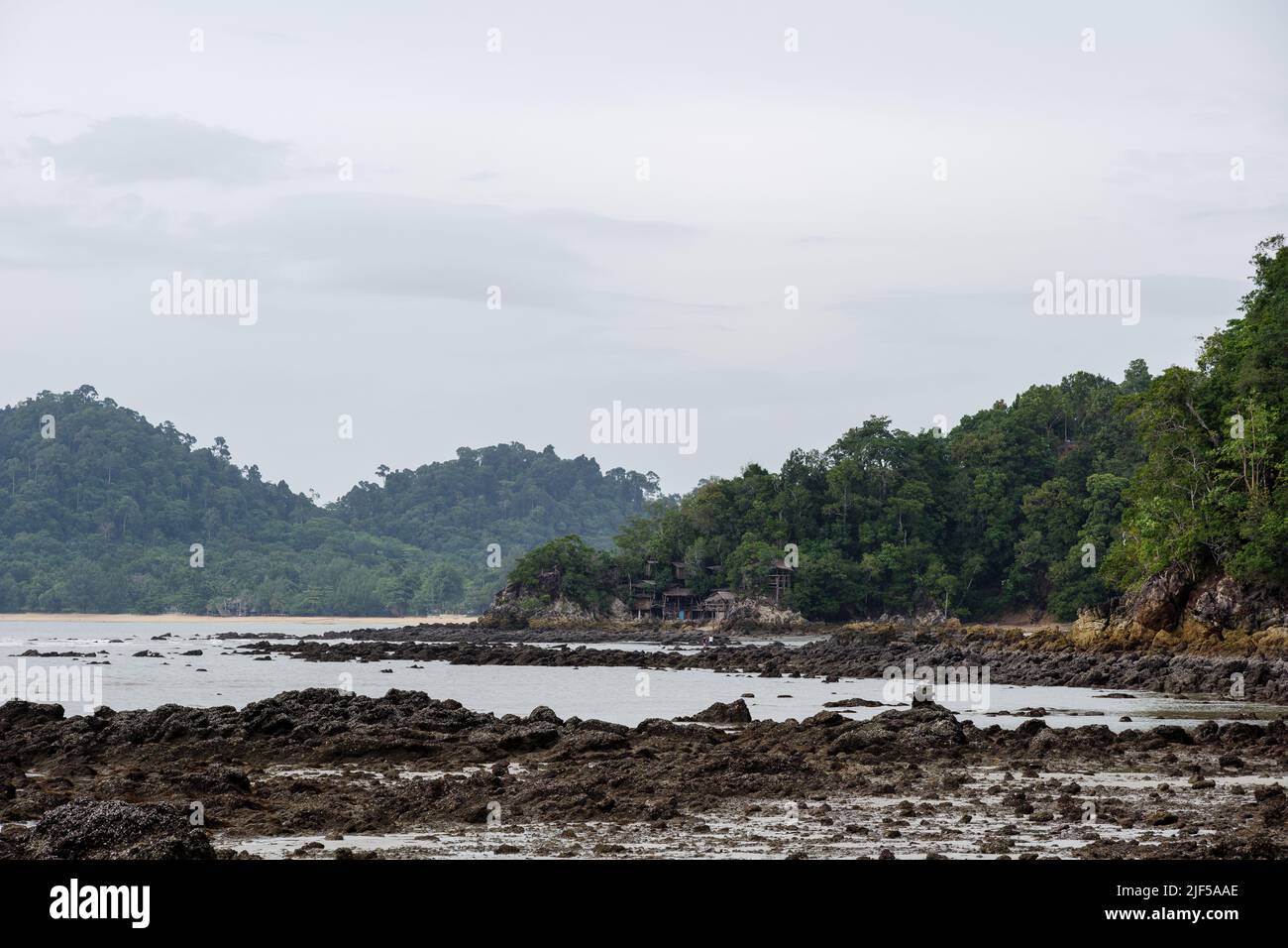 Vista nuvolosa all'aperto sulla spiaggia di Hin Talu Beach sull'isola di Koh Phayam in Thailandia. Foto Stock