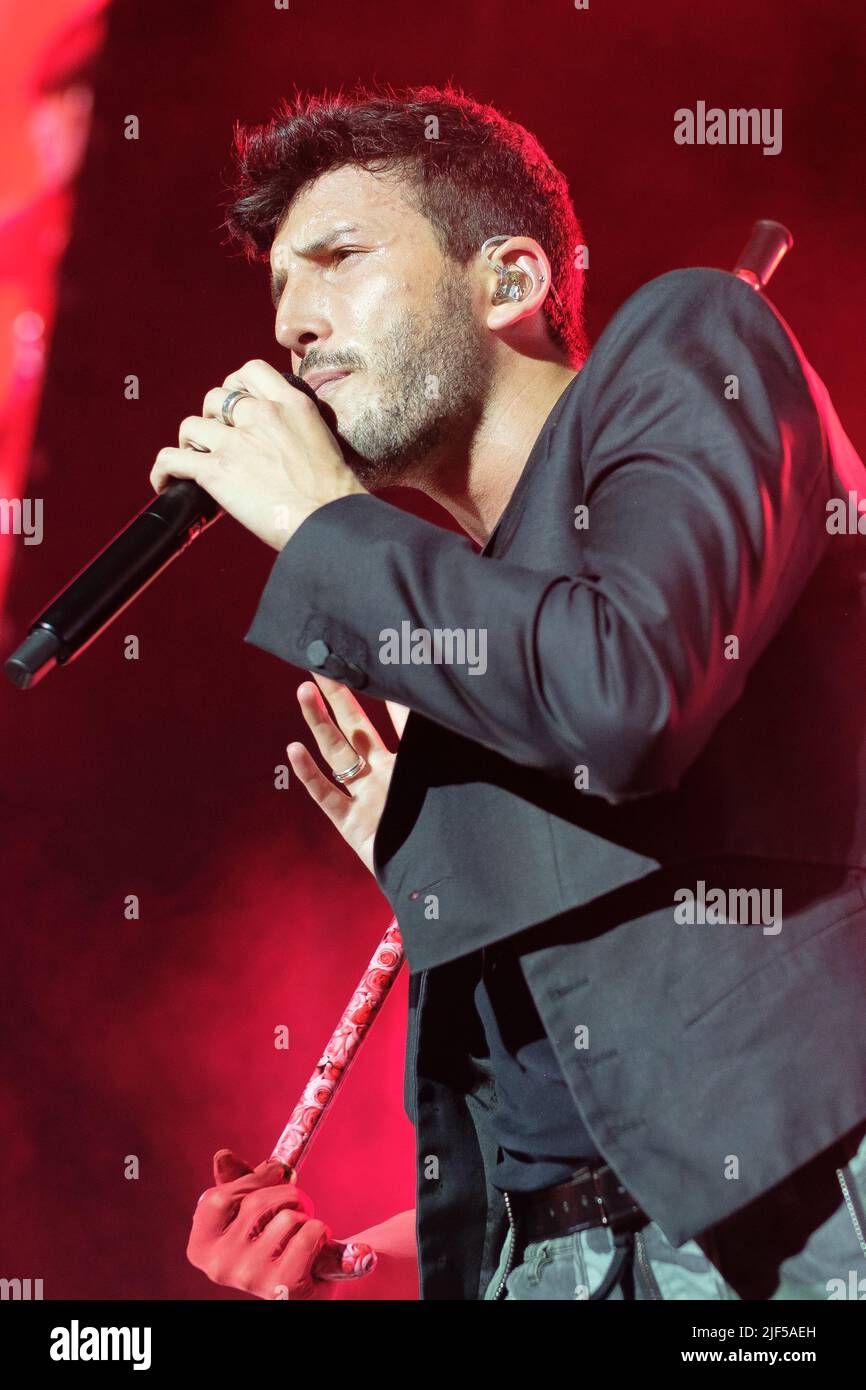 Madrid, Spagna. 29th giugno 2022. Il cantante colombiano Sebastian Yatra si esibisce durante il suo concerto del Dharma Tour al Palacio de los Deportes di Madrid. (Foto di Atilano Garcia/SOPA Images/Sipa USA) Credit: Sipa USA/Alamy Live News Foto Stock